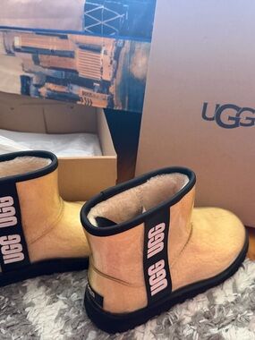 UGG woman Metallic Gold Short Shearling Boots